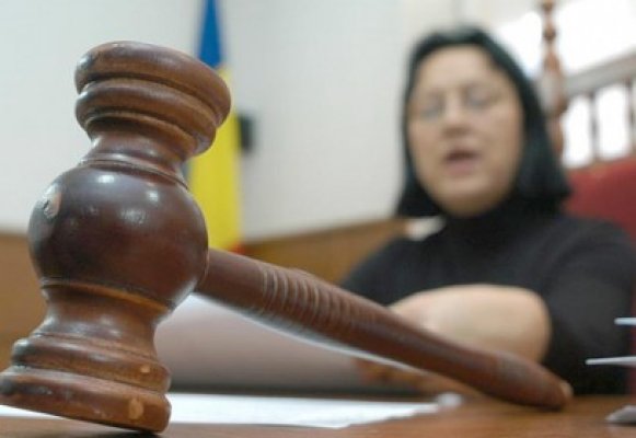Indivizii care au răpit o tânără şi au abandonat-o în câmp, vor arest la domiciliu